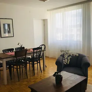 Mitten Im Achten. Zentrale In Viena